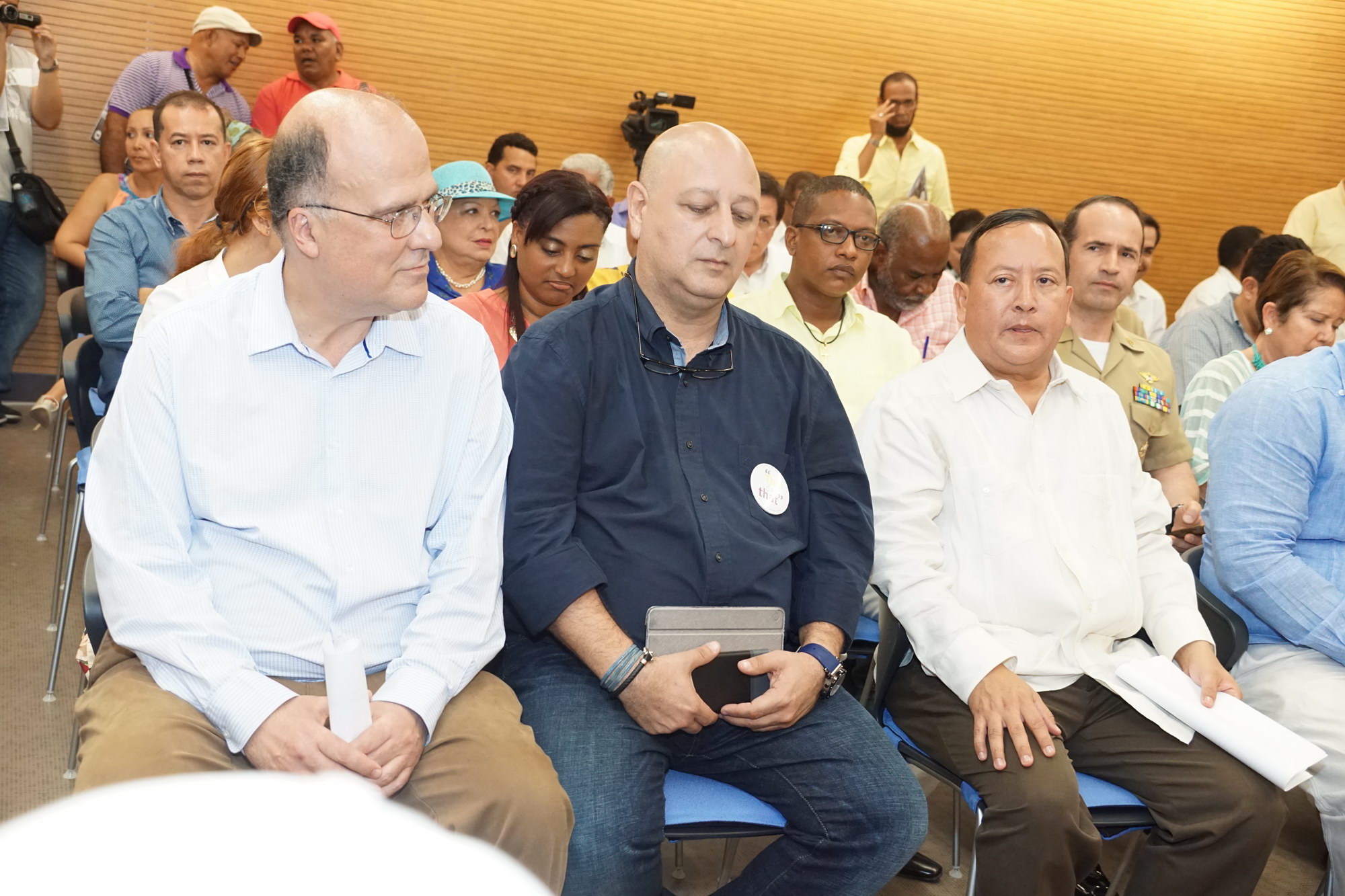 Der.  José Darío Uribe Gerente General Banco de la República, Gobernador Ronald Housni, Weilder Guerra Gerente Centro Cultural Sede San Andres