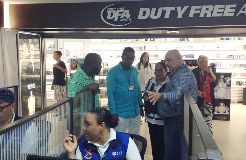 Gobernador Ronald Housni visita el aeropuerto