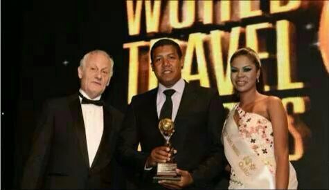 Secretario de Turismo recibe premio a la mejor playa