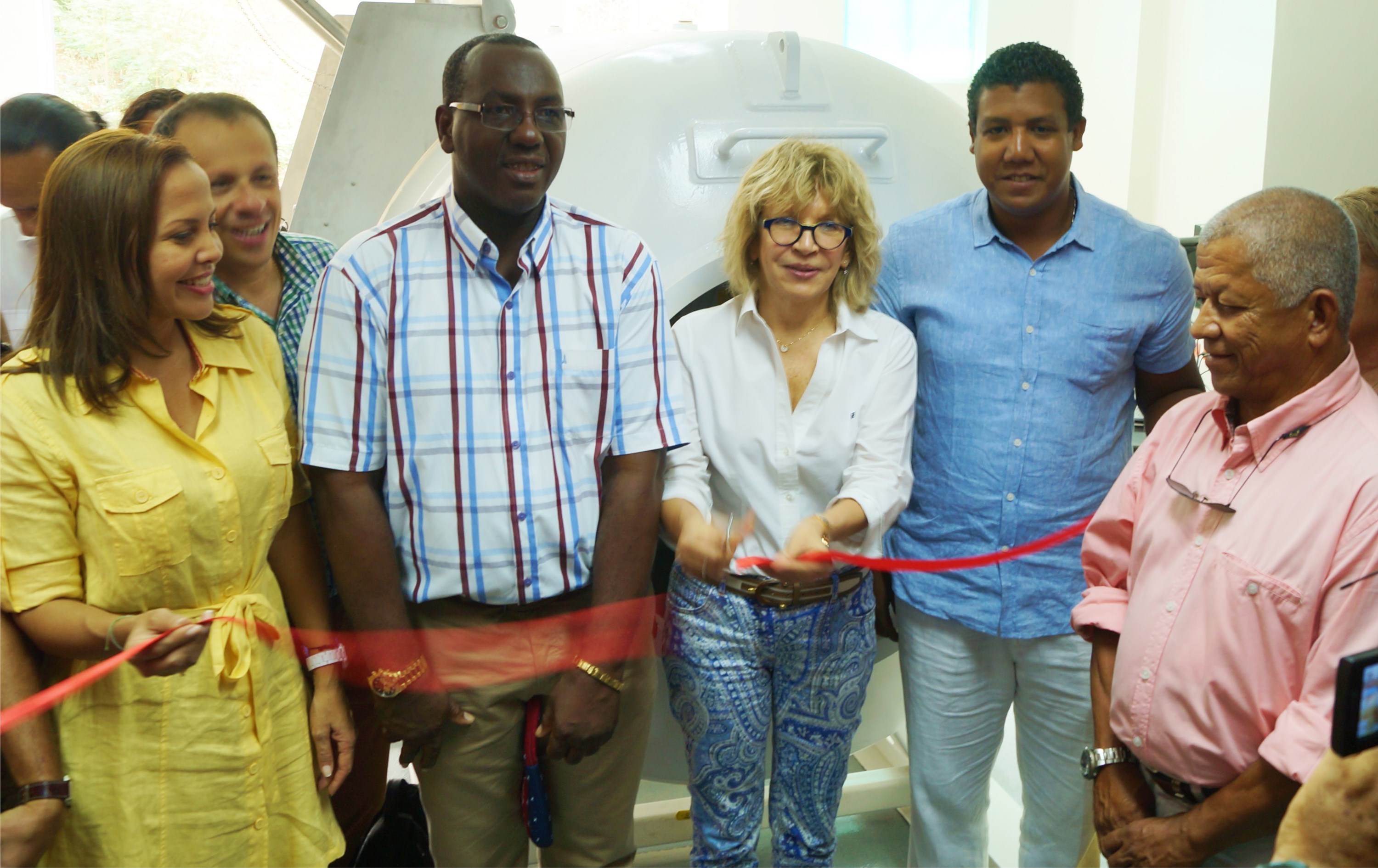 Sandra Howard Taylor, viceministra de Turismo; Eduardo Osorio, gerente de Fontur; Charles Livingston, gobernador (e) de San Andrés; Cecilia Álvarez-Correa, ministra de Comercio, Industria y Turismo; Mark Cotrell, secretario de turismo, y Hugo Arboleda, representante de los buzos.